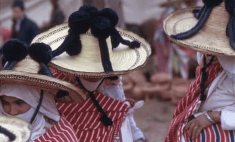 Tres mujeres rurales del norte de Marruecos con el Chamriro