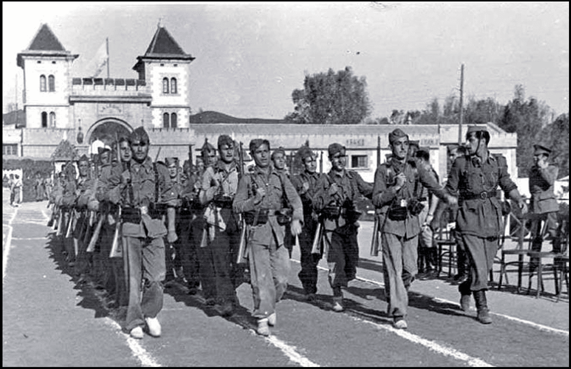 Soldados marchan en el patio de armas de la Casa Rural