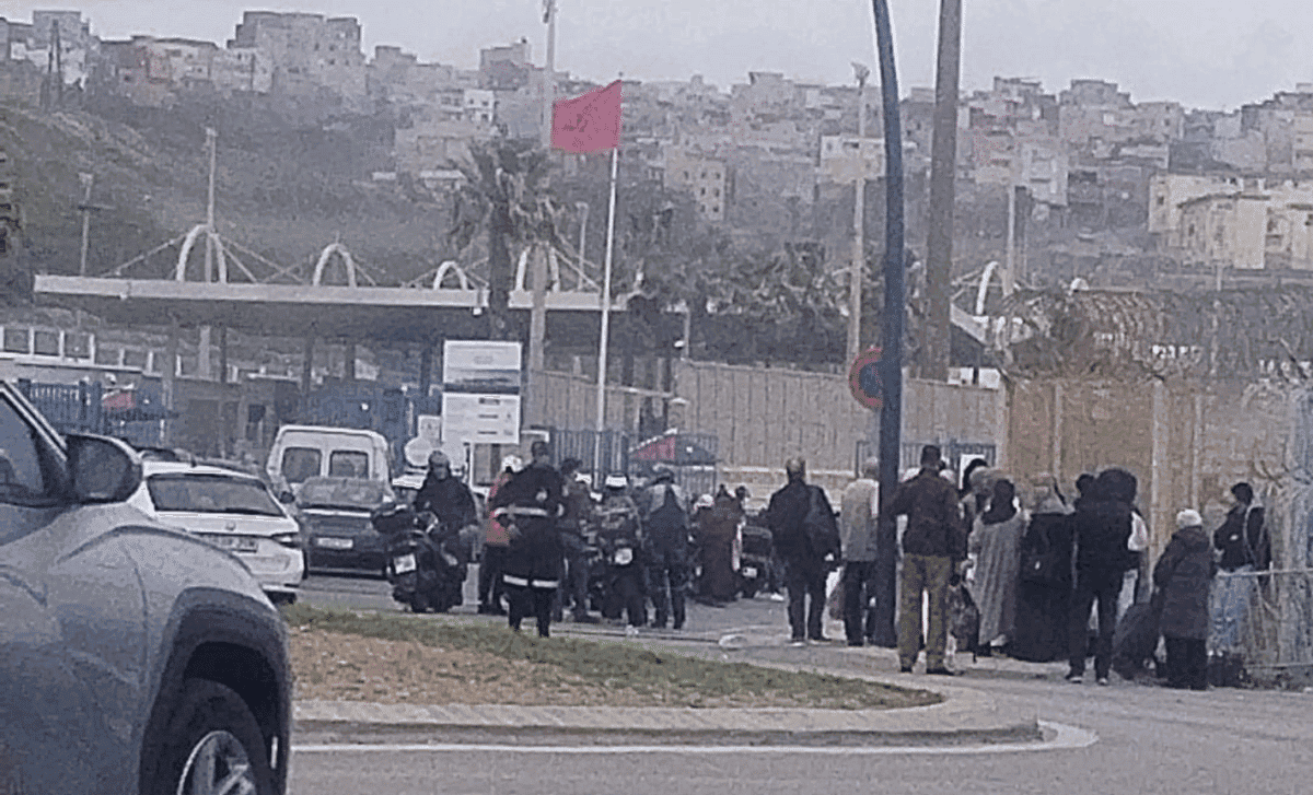 حركة مرور الراجلين في معبر باب سبتة مساء فاتح مارس 2026