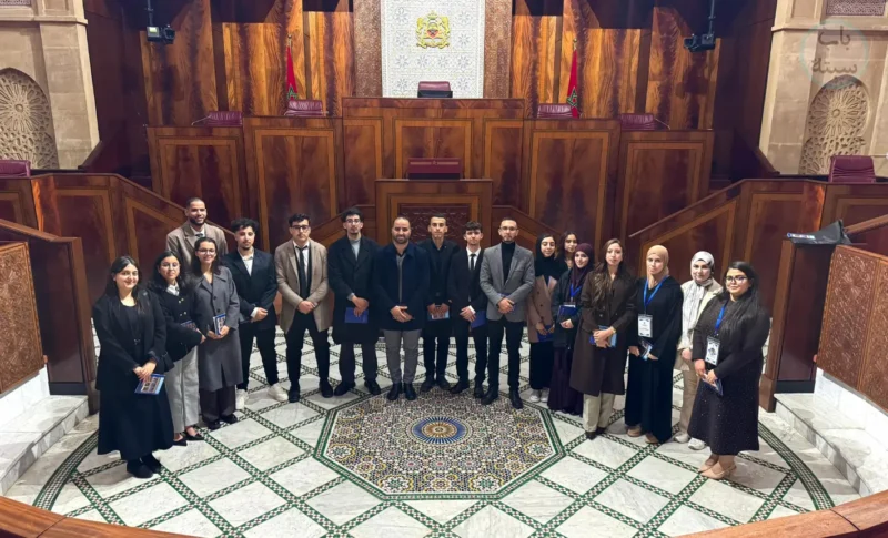 Foto de grupo de jóvenes de la ciudad de Castillejos bajo la cúpula del Parlamento marroquí.