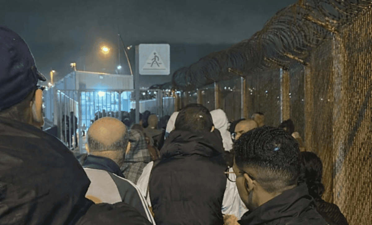طابور راجلين من أجل الولوج إلى مدينة سبتة