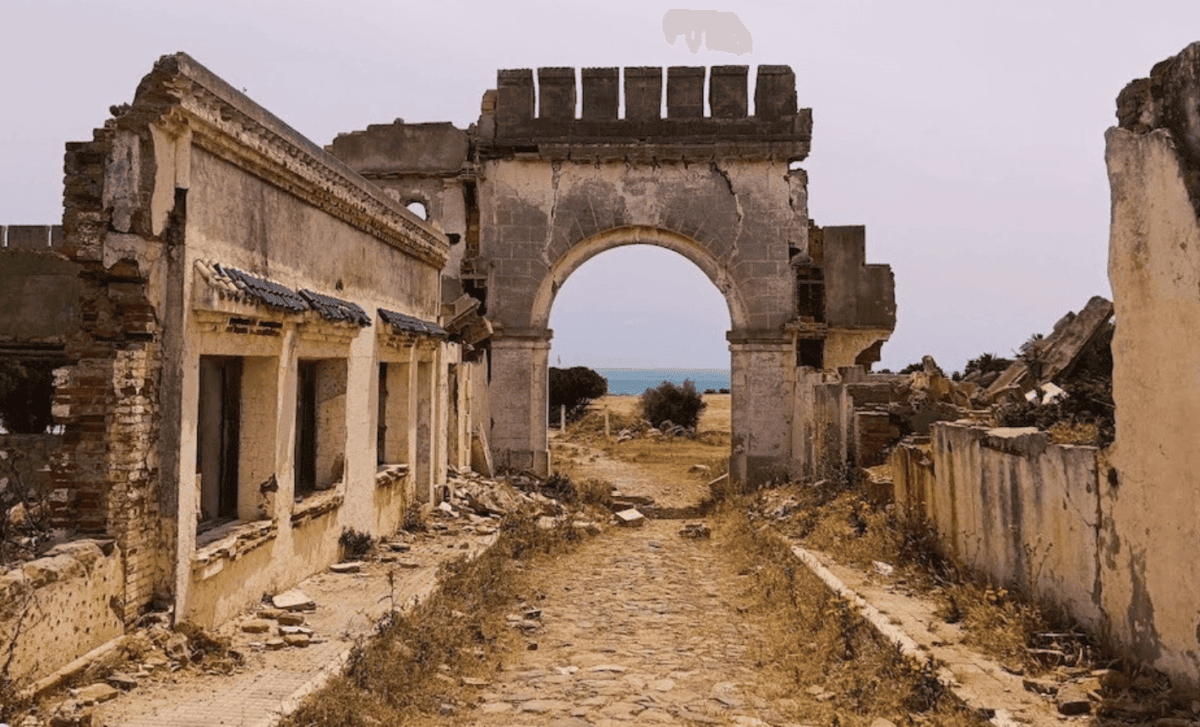 La casa rural se encuentra en estado ruinoso, quedando restos de la entrada en ruinas.