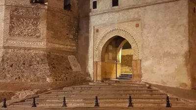 باب العقلة الباب المالكة أو باب العقلاء وقصة حاكمتين، وتلاقح ثلاث ثقافات على حجر واحد. 7 باب العقلة الباب المالكة أو باب العقلاء وقصة حاكمتين، وتلاقح ثلاث ثقافات على حجر واحد.