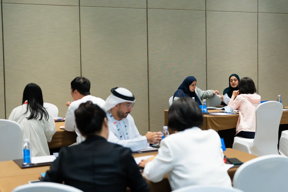 حضور نوعي للنَّاشِرين الإماراتيِّين في "بكين للكتاب" يرسِّخ مكانة الإمارات مركزا عالميّا لصناعة النشر والمعرفة 9 uae people reading books