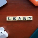أفضل مواقع تعلم اللغة الإنجليزية مجاناً ومدفوعاً لعام 2026