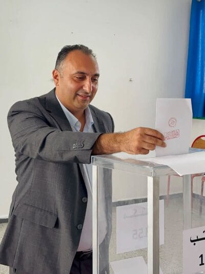 إسحاق شارية يدلي بصوته بتطوان.. ورمز “الأسد” يراهن على مقعد برلماني في دائرة مشتعلة