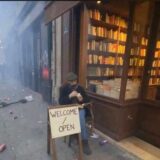 ☕️📚 “المثقفون لا يسرقون واللصوص لا يقرؤون”.. لافتة مكتبة فرنسية تخطف الأنظار وتهزم الفوضى!