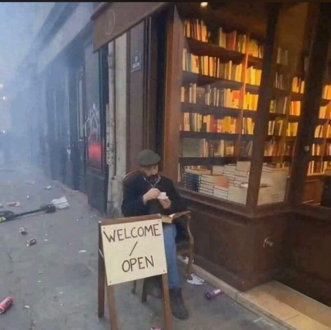 ☕️📚 "المثقفون لا يسرقون واللصوص لا يقرؤون".. لافتة مكتبة فرنسية تخطف الأنظار وتهزم الفوضى! 2 inbound8057637780307296693